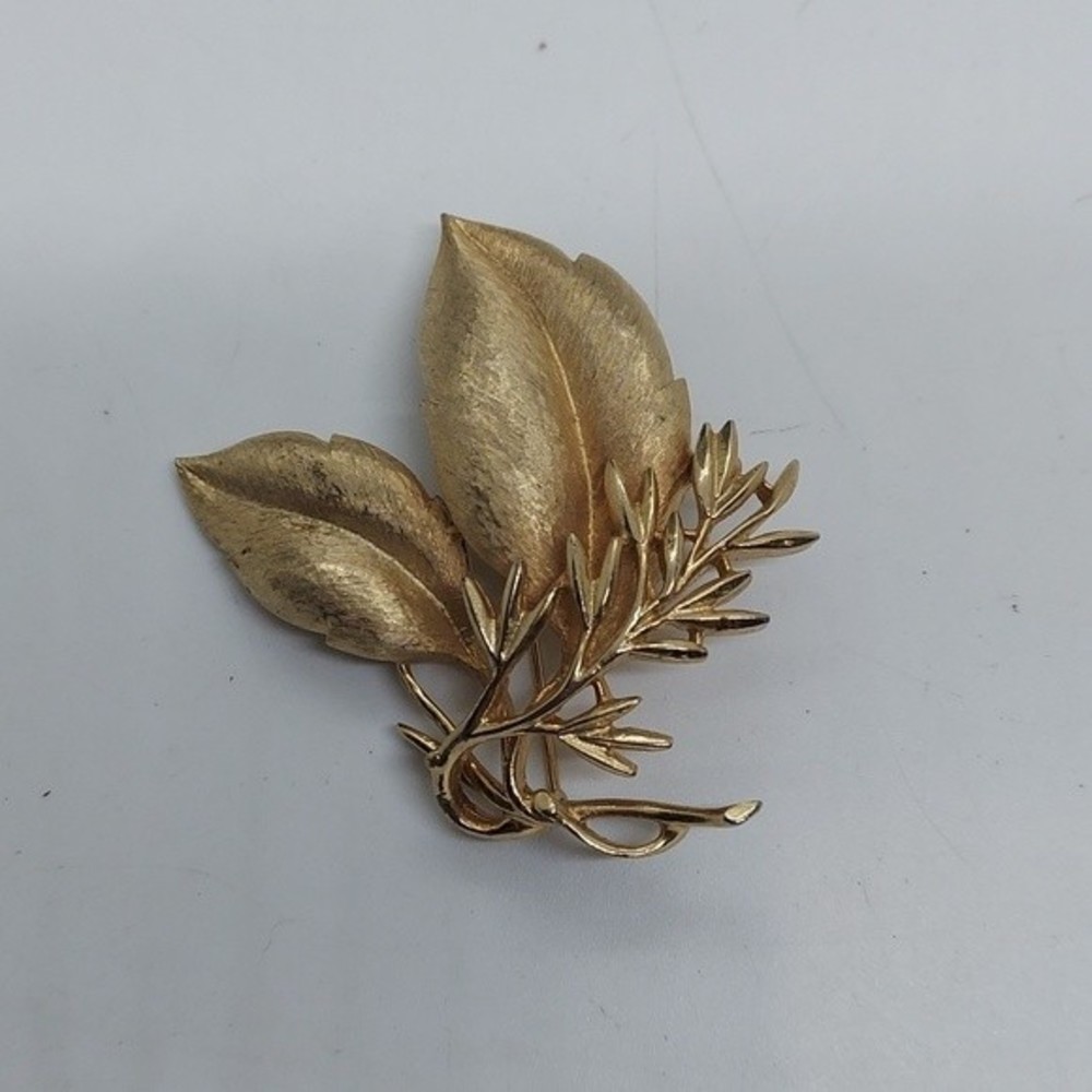 Vintage Sarah Coventry leaf brooch